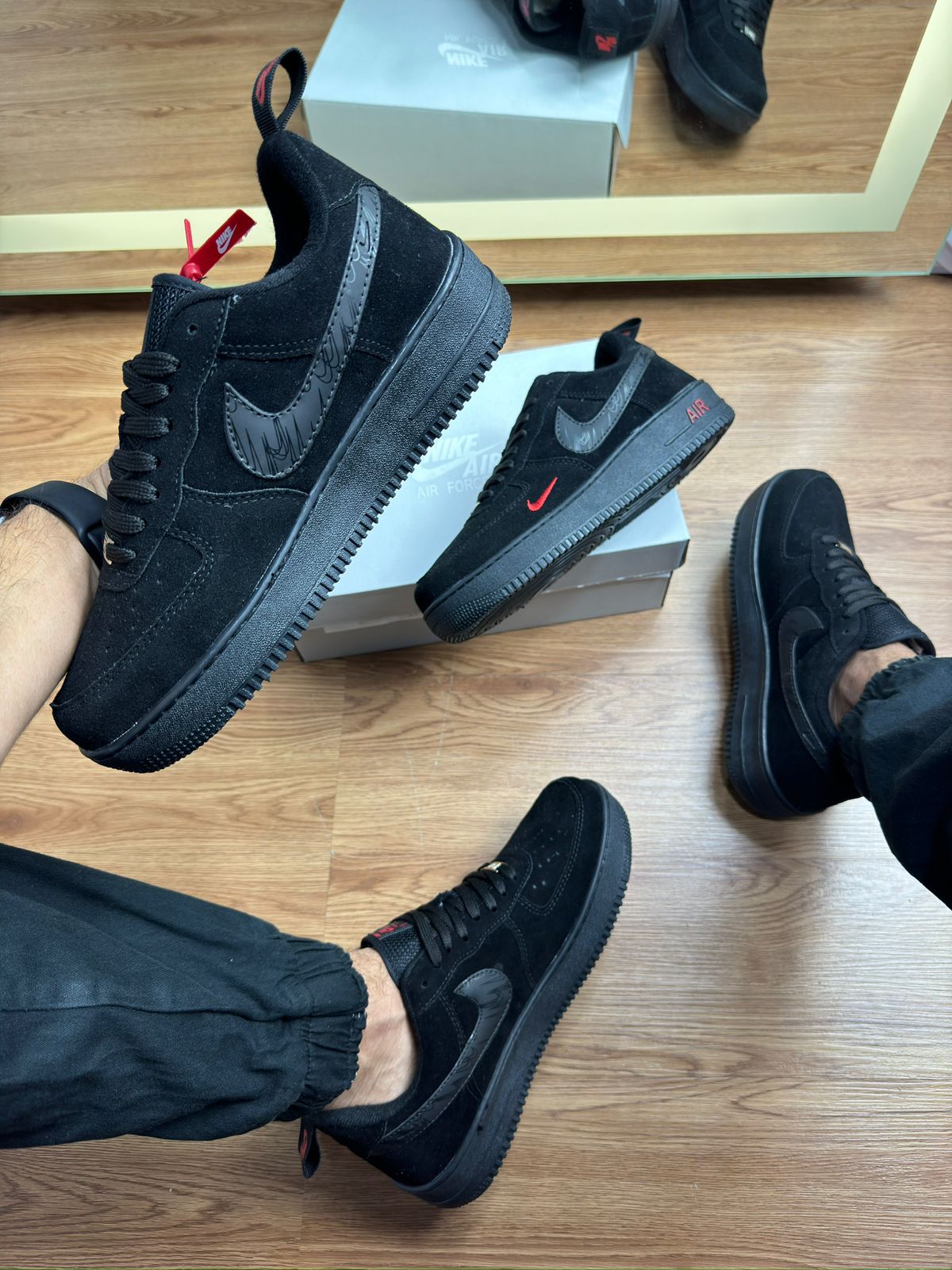 Tenis Air Force 1 Low Arrives in Black Suede