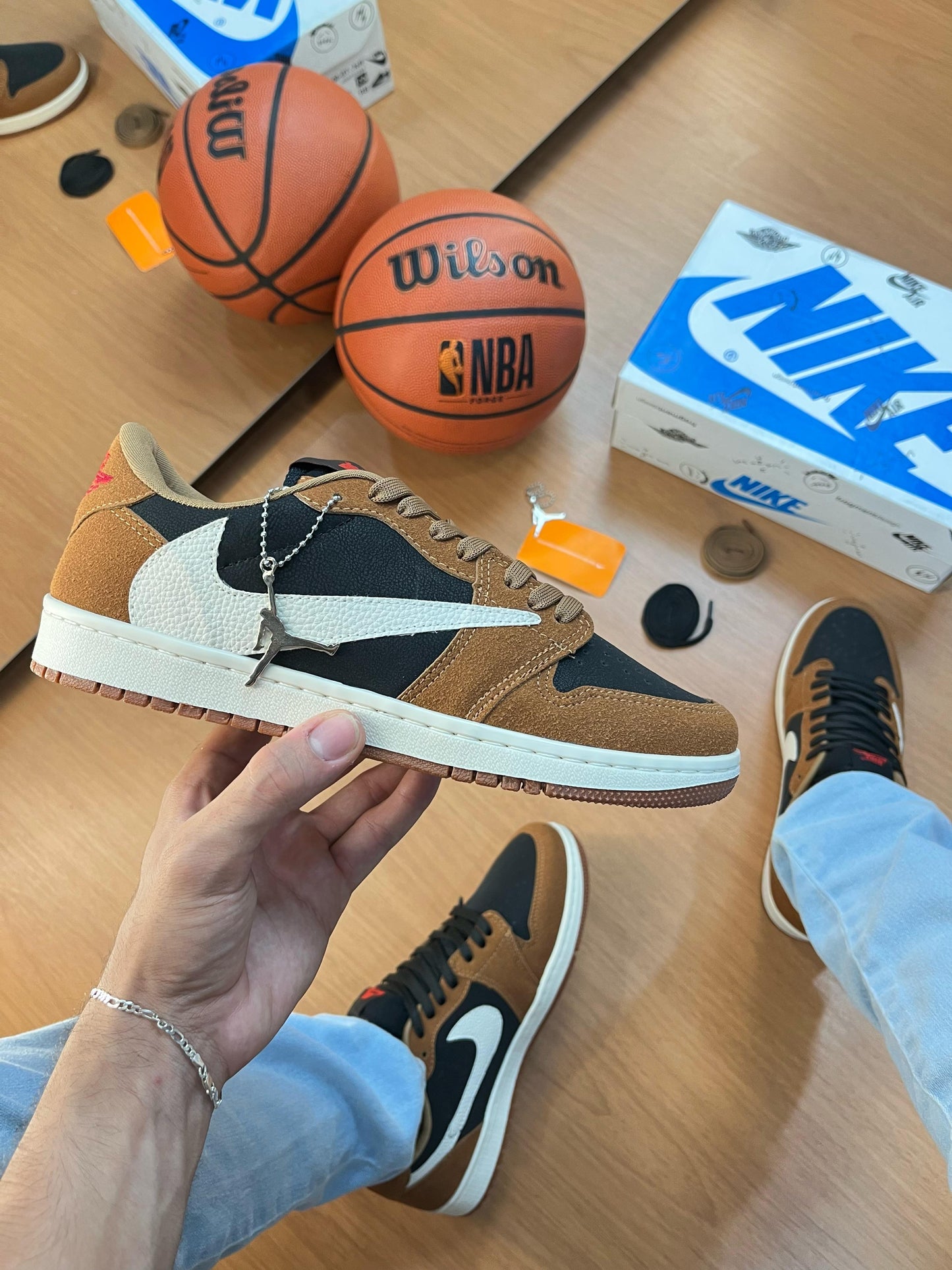 Tênis Travis Scott x Air Jordan Revers