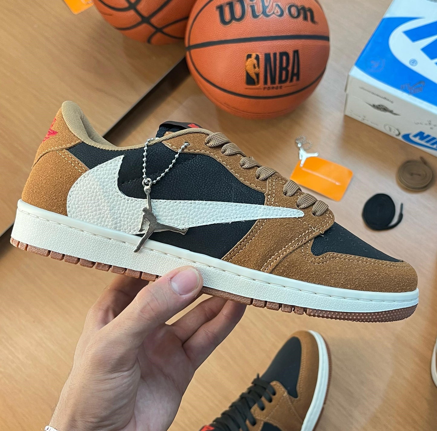 Tênis Travis Scott x Air Jordan Revers