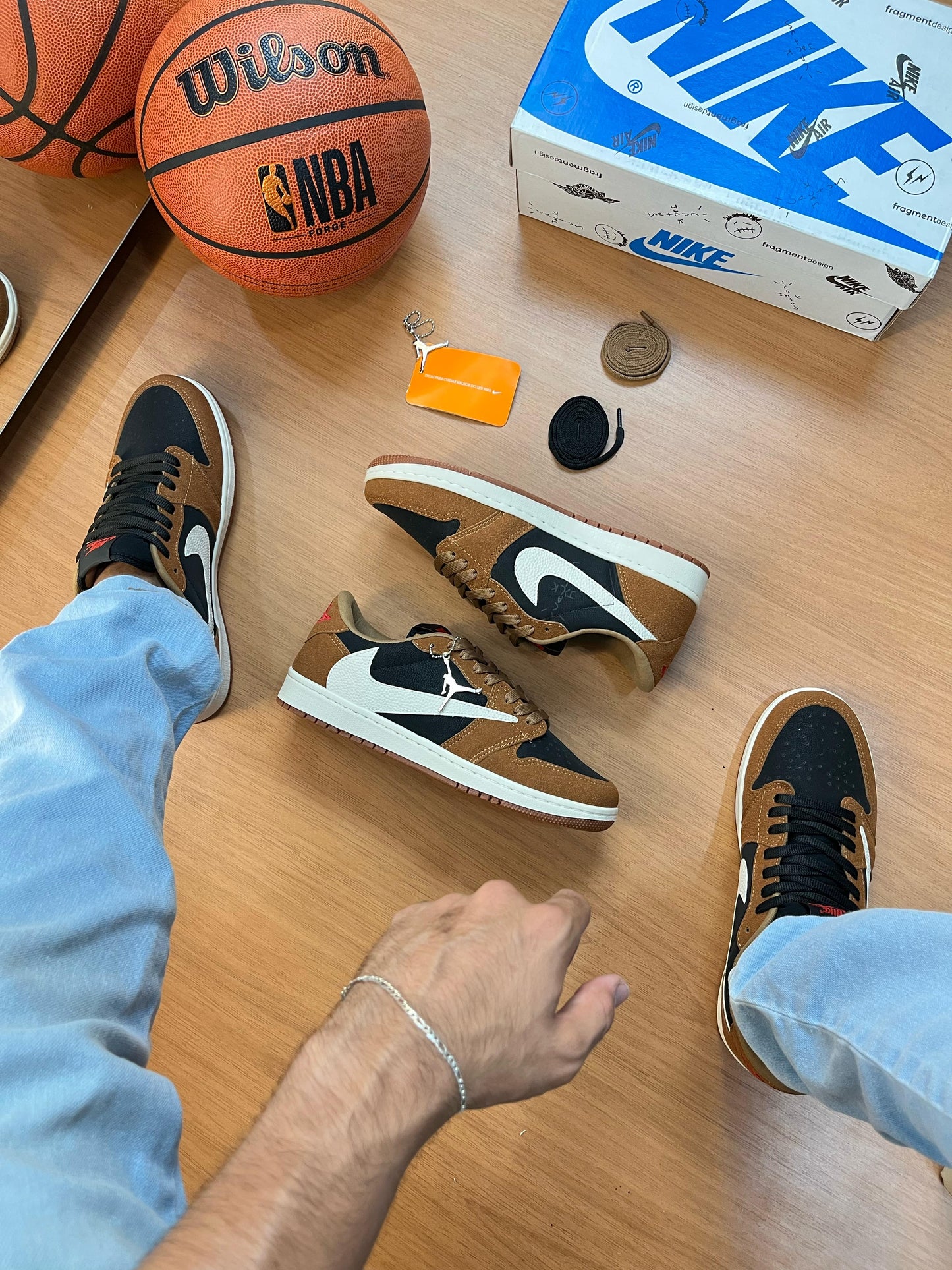 Tênis Travis Scott x Air Jordan Revers